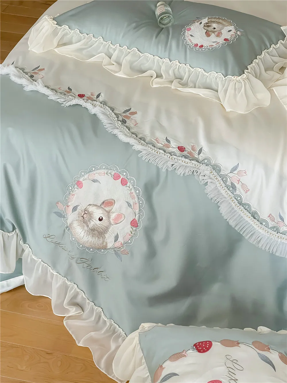 Комплект постельного белья из 100 хлопка с длинными штапелями в стиле принцессы из четырех предметов с вышивкой высокой плотности