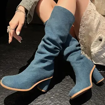 Ботинки без застежки в стиле ретро из денима синего цвета с круглым носком, Осенне-зимние Пикантные Ковбойские женские сапоги до колена, Обувь на среднем каблуке из микрофибры