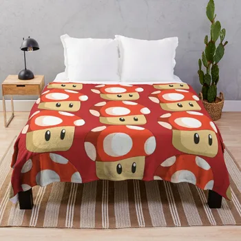 Декоративное одеяло с красными грибами