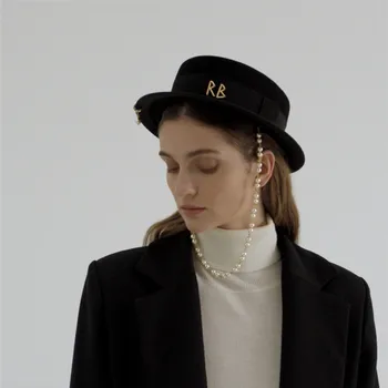 Новые женские фетровые шляпы с серьгой в ухе, модные шерстяные шляпы с металлическими буквами, плоские фетровые шляпы с жемчужной цепочкой